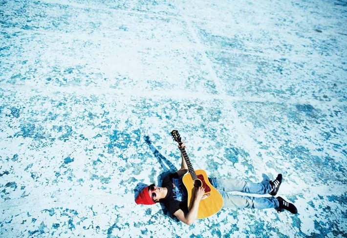 MO'SOME TONEBENDERの百々和宏（Vo/Gt）、9/5に下北沢 風知空知にて3rdソロ・アルバム『スカイ イズ ブルー』のリリース記念ミニ・ライヴ開催決定。LINE LIVEにて生配信も