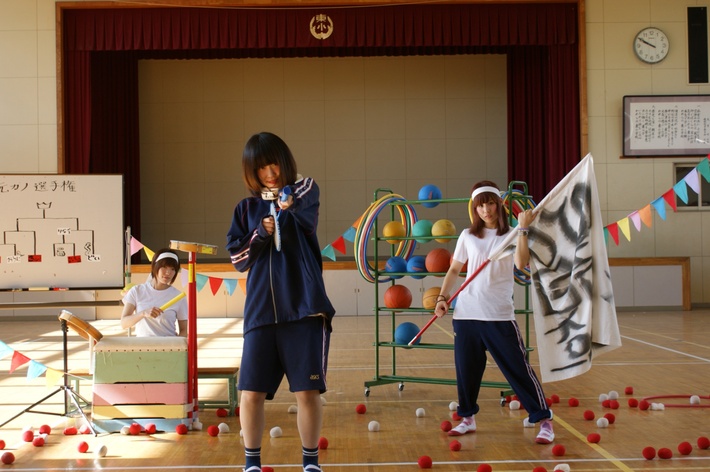 3ピース・ガールズ・バンド Su凸ko D凹koi、今冬にニュー・ミニ・アルバム『セックスレスピストルズ』リリース決定。収録曲「元カノ地獄」のMV公開