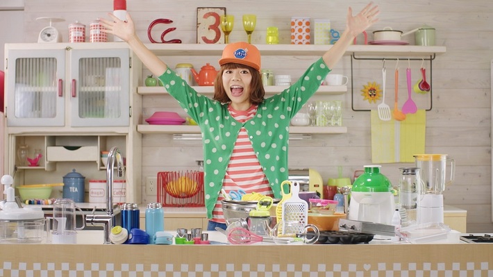 DJみそしるとMCごはん、花王とのコラボ動画"DJみそしるとMCごはん meets キュキュット CLEAR 泡スプレー"公開。自炊女子の食器洗いを楽しくするラップを披露