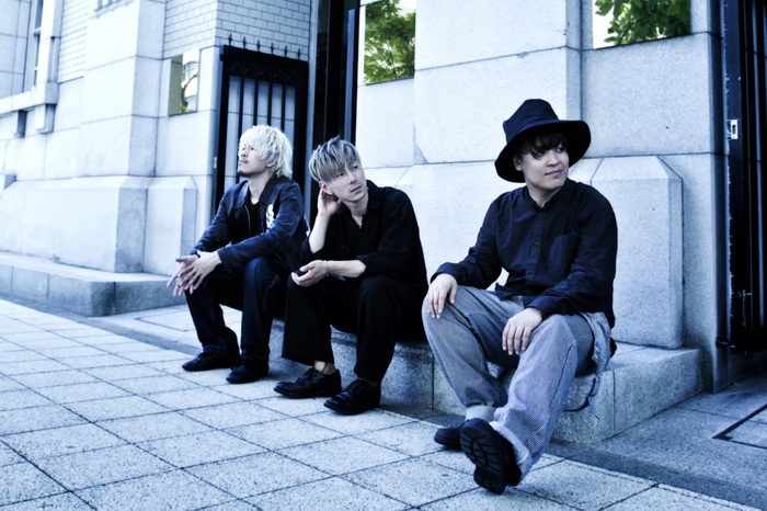 神戸発のオルタナティヴ・ロック・バンド alcott、来年1/18に初の流通音源『宣戦布告 / ピーナッツ』リリース決定。レコ発ツアーの開催も