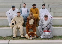 イギリスの男女混合バンド LOS CAMPESINOS!、2/24にニュー・アルバム『Sick Scenes』日本盤リリース決定。新曲「5 Flucloxacillin」の音源公開