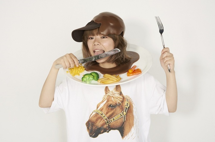 DJみそしるとMCごはん、出演中のEテレ番組発のアルバム『ごちそんぐDJの音楽』を3/29にリリース決定。"前菜からデザートまで、秘伝の曲を耳でたっぷり味わってほしい"