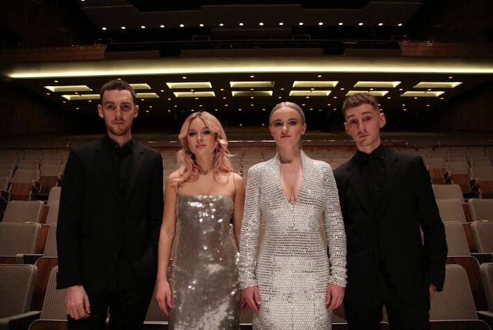  UK出身のエレクトロ・ユニット CLEAN BANDIT、美人シンガー Zara Larssonを迎えた新曲「Symphony」のMV公開