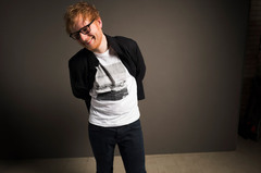 Ed Sheeran、米TV番組にて披露したニュー・アルバム『÷』収録曲「Shape Of You」のパフォーマンス映像公開