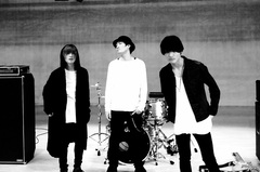 盛岡発3ピース・ロック・バンド SWANKY DOGS、5/17にリリースするニュー・ミニ・アルバム『イデア』の最新ヴィジュアル公開。収録曲「心模様」がテレビ東京系新番組"さまスポ"EDテーマに