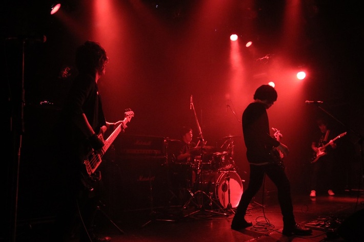 国内エモ／ギター・ロック・シーンの精鋭によるシューゲイザー・バンド The Florist、2ndアルバムより「Sadness Like Water Raining Down」のMV公開