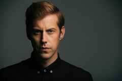 稀代のメロディ・メイカー Andrew McMahon、6/7リリースのニュー・アルバム『Fire Escape』より「So Close」のMV公開