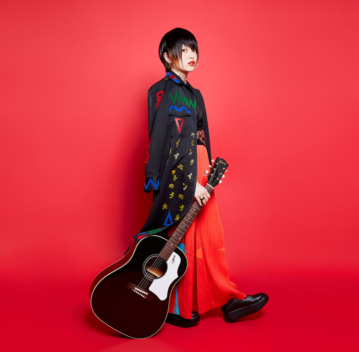 佐賀県出身のSSW カノエラナ、7/19リリースの3rdミニ・アルバム『「カノエ暴走。」』よりリード曲「たのしいバストの数え歌」のMV公開。アルバム詳細も発表