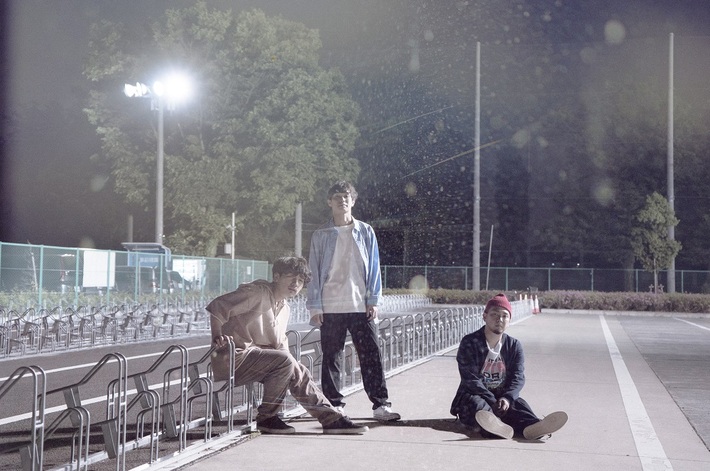 島根発の鍵盤トリオ・バンド Omoinotake、8/2にリリースする1stミニ・アルバム『beside』の全曲無料試聴を1週間限定でスタート。新アー写も公開