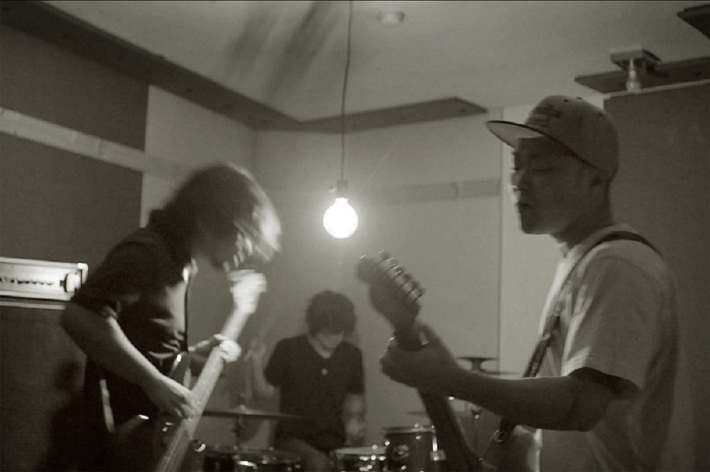 秀吉、明日リリースのニュー・シングルより表題曲「誰もいない部屋」のMV公開