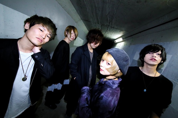 神戸出身の男女混合5人組バンド CRAWLICK、10/4に初の全国流通盤となる1stフル・アルバム『ENDLESS BLUE』リリース決定。収録曲「BLUE」のMV公開