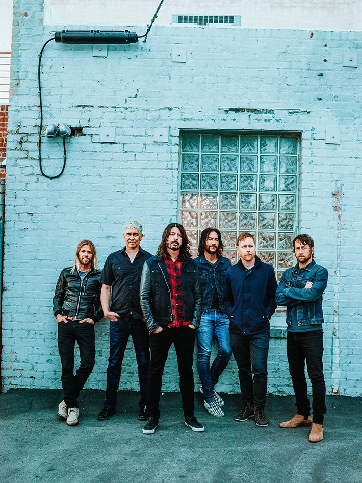 FOO FIGHTERS、9/15に世界同時リリースするニュー・アルバム『Concrete And Gold』より家族と初共演した「The Sky Is A Neighborhood」MV公開