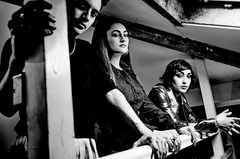 KITTY, DAISY & LEWIS、9/29リリースのニュー・アルバム『Superscope』より「Down On My Knees」MV公開