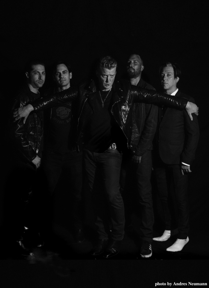 QUEENS OF THE STONE AGE、ニュー・アルバム『Villains』より「The Way You Used To Do」のMVメイキング映像公開