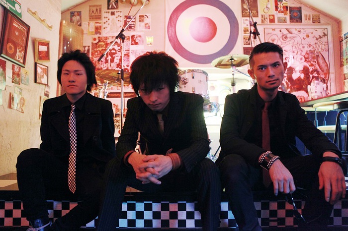 神戸発の若手3ピース・バンド がらくたロボット、"シングルカセット3部作"を10月よりライヴ会場限定でリリース決定