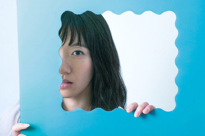 ロック魂溢れるポエトリー・ラッパー 春ねむり、本日リリースのニュー・シングルより「はろー@にゅーわーるど」MV公開。新アー写も