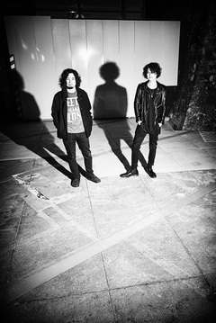 9mm Parabellum Bulletの菅原卓郎（Vo/Gt）＆滝 善充（Gt）が結成したユニット"キツネツキ"、書き下ろしの新曲「ケダモノダモノ」がTVアニメ"キリングバイツ"のEDテーマに決定