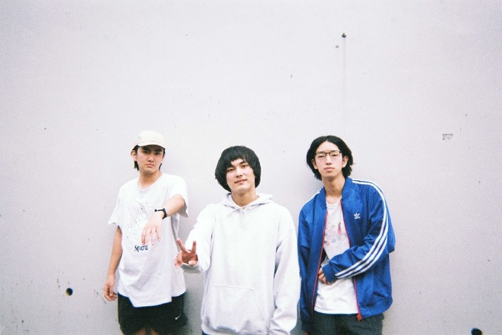 "未確認フェスティバル2017"ファイナリストの宇都宮発3ピース・バンド SUNNY CAR WASH、11/8にリリースする1stミニ・アルバム『週末を待ちくたびれて』より「ラブソング」のMV公開