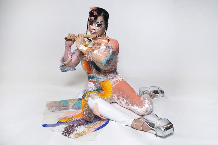 Björk、11/24リリースのニュー・アルバム『Utopia』より新曲「Blissing Me」のMV公開。収録曲も明らかに