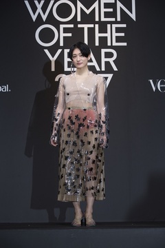 水曜日のカンパネラ、コムアイが"ブルゾンちえみ"らとともにVOGUE JAPAN WOMAN OF THE YEAR 2017受賞