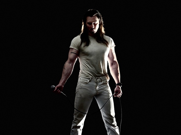 永遠のパーティー・キング ANDREW W.K.、来年3/2にニュー・アルバム『You're Not Alone』リリース決定。アルバム・ジャケットのメイキング映像も公開