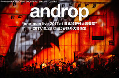 andropのライヴ・レポート公開。雨の中たっぷり2時間演じた日比谷野音公演。アート志向の演出と客席とひとつになる熱演で、バンドのこれまでとこれからの挑戦を見せた初野外ワンマンをレポート