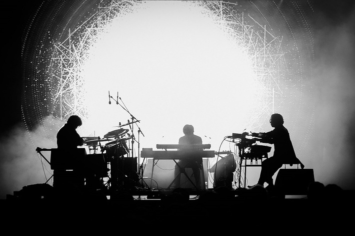 mouse on the keys、安藤忠雄建築とコラボした「Dark Lights」ライヴ映像公開