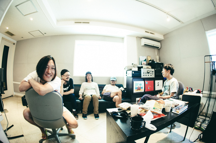 髭のフロントマン須藤 寿によるソロ・プロジェクト"須藤寿 GATALI ACOUSTIC SET"、通販・会場限定ミニ・アルバム『For Example, Utopia』リリース決定