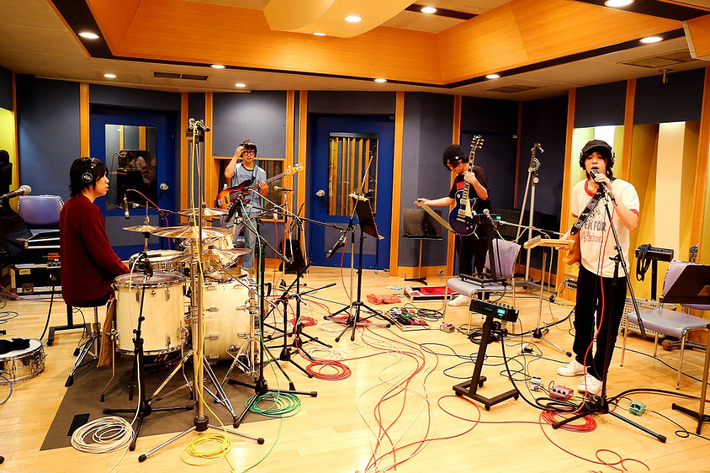 AL（小山田壮平×長澤知之×藤原寛×後藤大樹）、1/17リリースの2ndアルバム『NOW PLAYING』より表題曲フルMV公開。タワレコ一部店舗にて先行試聴＆パネル展も開催