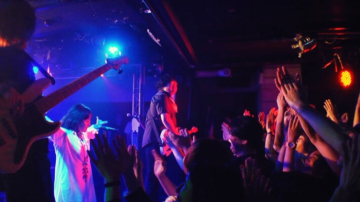 下北沢発の男女混成ロック・バンド 嘘とカメレオン、"伝説"の初ワンマン・フリー・ライヴ・ダイジェスト映像公開