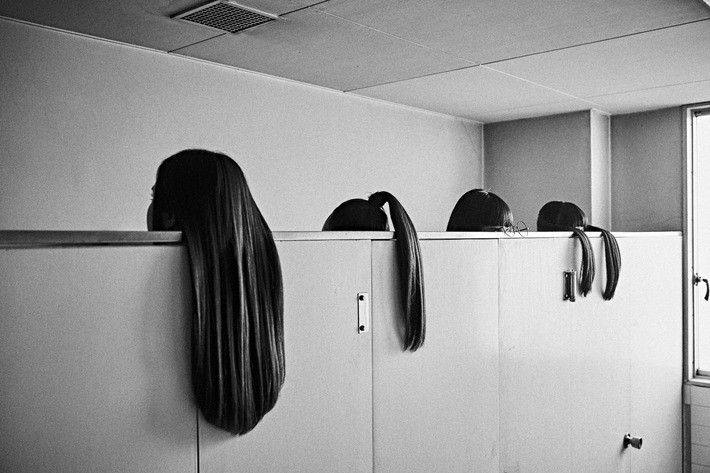 新しい学校のリーダーズ、3/21リリースのアルバム『マエナラワナイ』より「最終人類」2度見必至の"反重力"MV（Short ver.）公開。先行配信決定＆リリース・イベント発表も