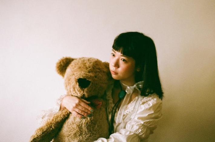 永原真夏、ソロ初フル・アルバム『GREAT HUNGRY』よりリード・トラック「ダンサー・イン・ザ・ポエトリー」歌詞公開。アートワーク&リリース・ツアー第一弾ゲストも