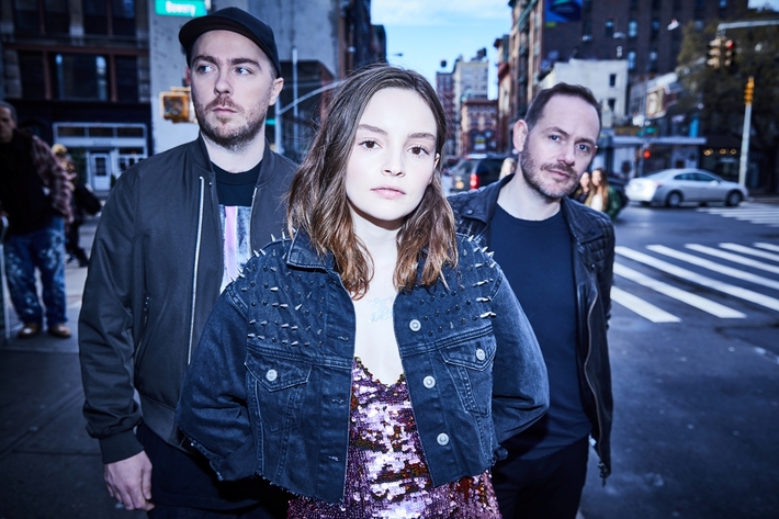 "FUJI ROCK FESTIVAL '18"出演決定のCHVRCHES、英"BBC Radio 1"での新曲「Get Out」＆THE 1975カバー「Somebody Else」パフォーマンス映像公開