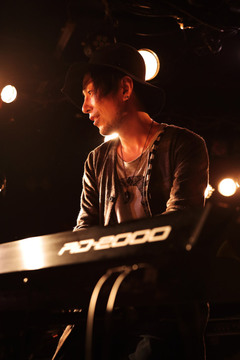 ピアノ・インスト界の風雲児ADAM at、5/9にニュー・アルバム『サイコブレイク』リリース決定。主催フェス＆リリース・ツアー発表も
