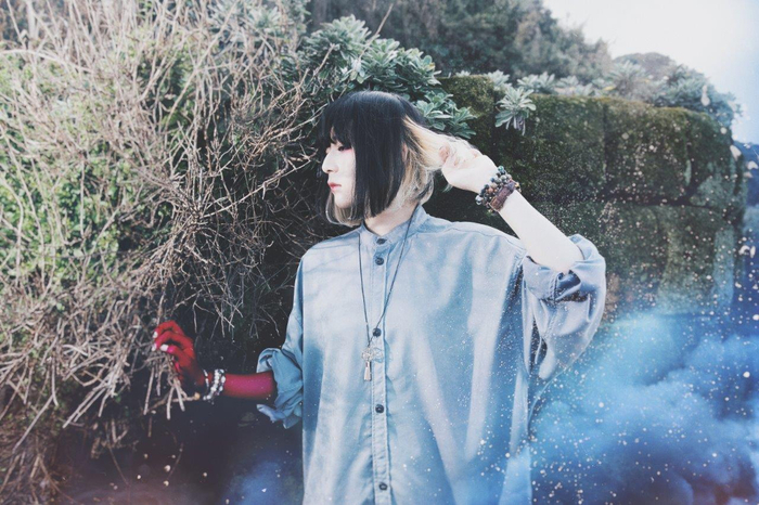 majiko、ミニ・アルバム『AUBE』リリースを記念し「心做し」ライヴ映像公開。関係者からのコメントも一挙公開