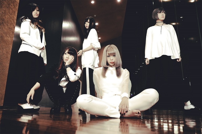 5人組ガールズ・バンド MARKET SHOP STORE、本日3/28リリースの1stシングル『アンビュランスを呼ばないで』より「サイレンパラサイト」MV公開