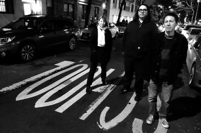 USインディーの重鎮 YO LA TENGO、3/16リリースのニュー・アルバム『There's A Riot Going On』収録曲で構成した約1時間のライヴ映像公開