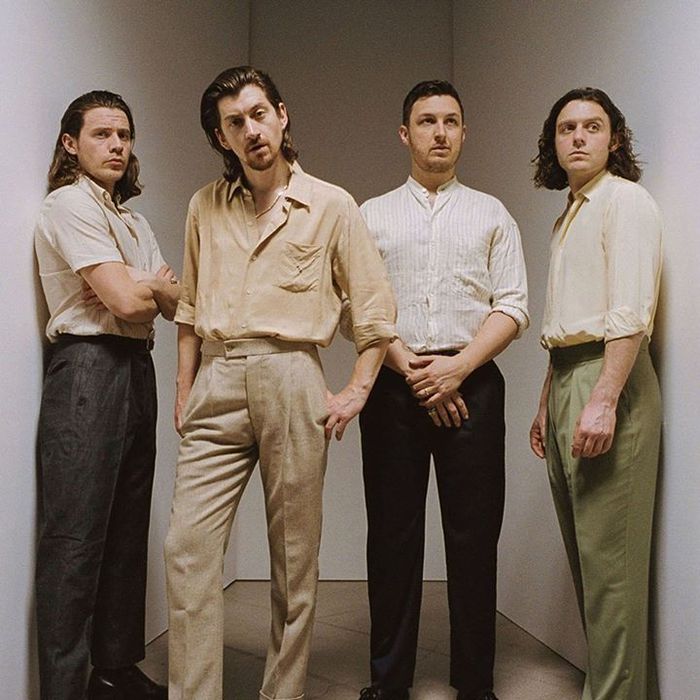 ARCTIC MONKEYS、本日5/11リリースのニュー・アルバム収録曲「Four Out Of Five」TVパフォーマンス映像公開