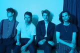 FOSTER THE PEOPLE、米TV番組で披露した「Sit Next To Me」パフォーマンス映像公開