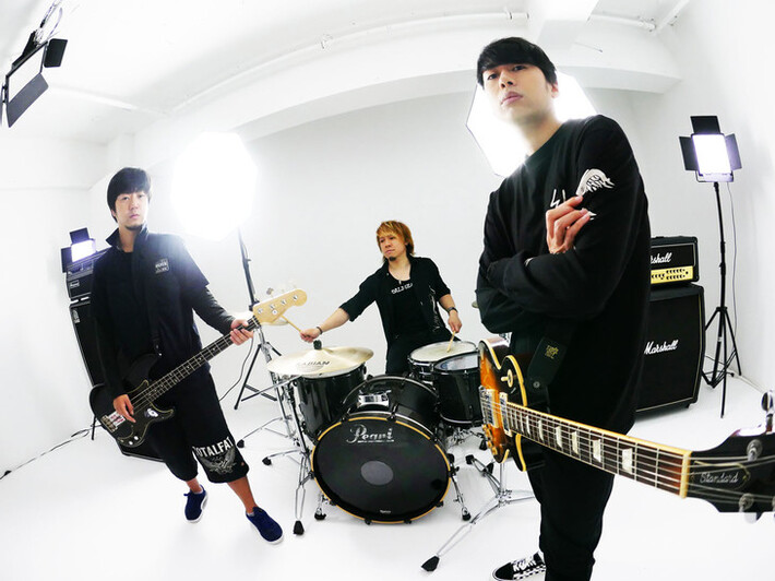 高田雄一（ELLEGARDEN／MEANING）が新バンド"MAYKIDZ"結成。5/26に1stアルバム『9/Theories』リリース＆ワンマン決定。トレーラー＆「Hide And Seek」MV公開も