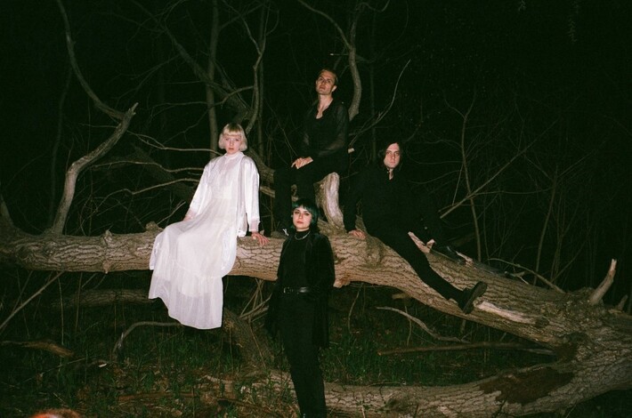 トロント発の4人組グランジ・バンド DILLY DALLY、3年ぶりニュー・アルバム『Heaven』9/14リリース決定。新曲「I Feel Free」MV公開