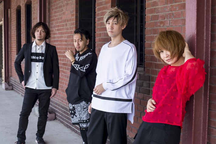 ピアノ・ロック・バンド I-RabBits、7/29にライヴ会場＆配信限定シングル『ミスデモクラシー』リリース決定。バンド名から"-"（ハイフン）が抜けIRabBitsに表記変更も