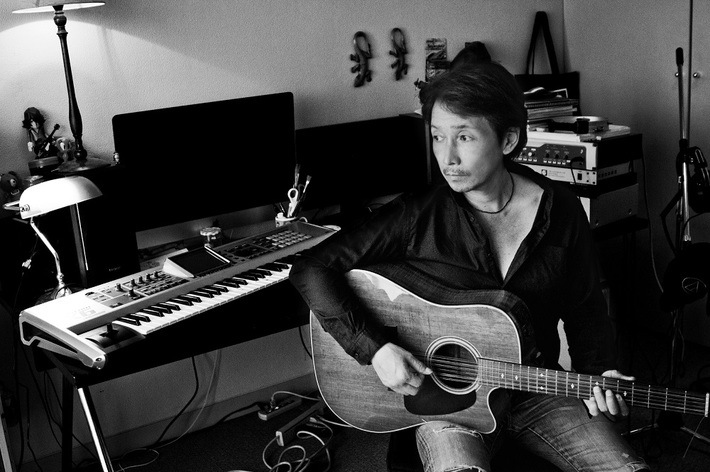 浅井健一、8月よりアコースティック・ライヴ・ツアー開催決定。6/4に詩集／ダイアリー＆ストーリーズ"宇宙の匂い"一般書店にて発売も