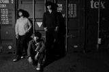 町田直隆、海北大輔（LOST IN TIME）、小寺良太（ex-椿屋四重奏）による3ピース moke(s)、デビュー・ミニ・アルバムより「BOY MEETS NERD」、「END OF THE NIGHT」MV公開