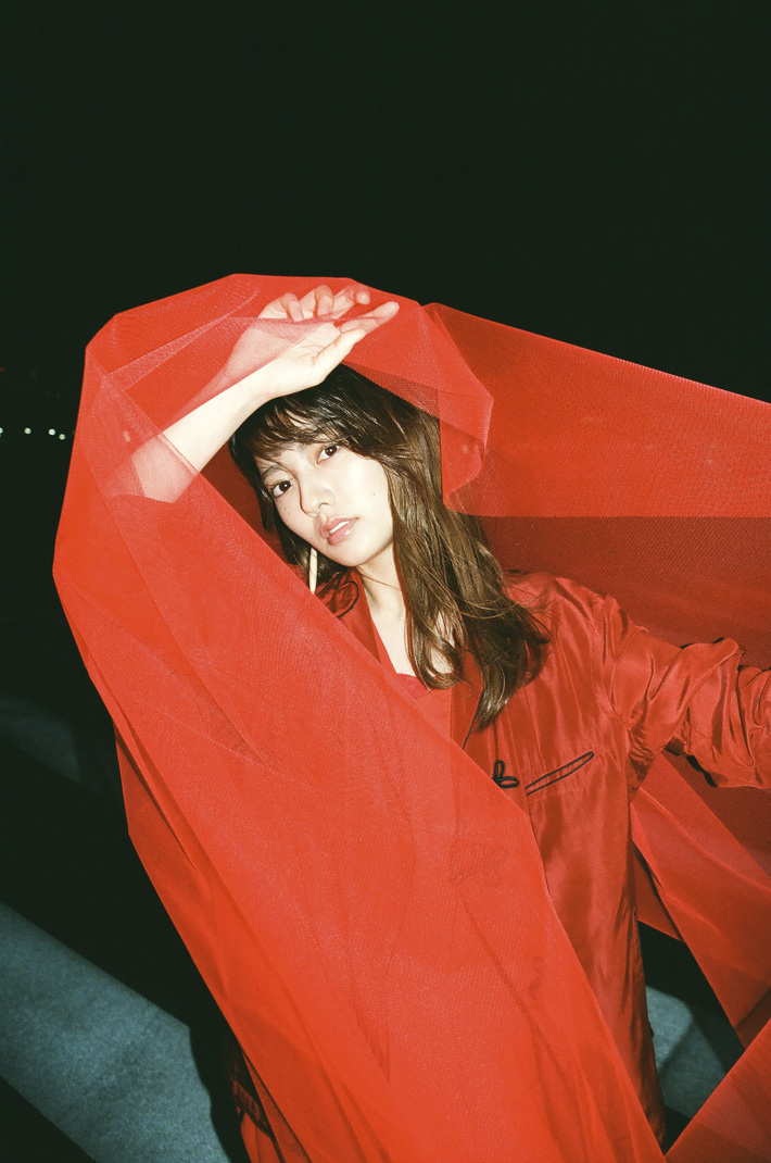 瀧川ありさ、6/27リリースのコンセプト・ミニ・アルバム『東京』ジャケ写＆新アー写公開。収録曲「night light」先行フル配信スタート