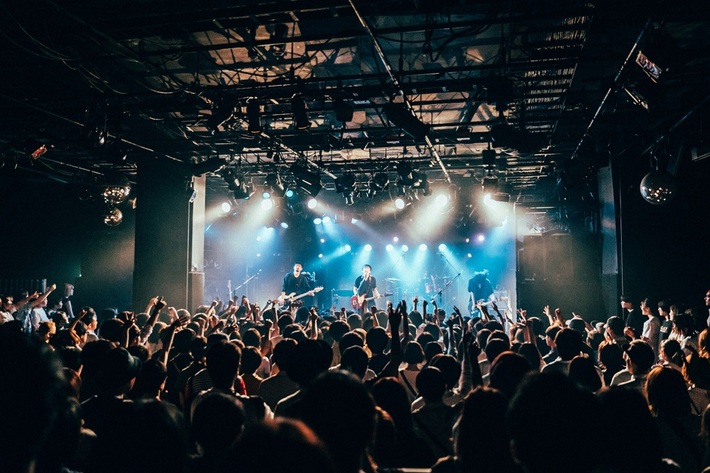 "2"、東名阪CLUB QUATTROツーマン・ツアー"FALL FALL FALL"対バンにキュウソネコカミ、SIX LOUNGE、カネコアヤノ決定