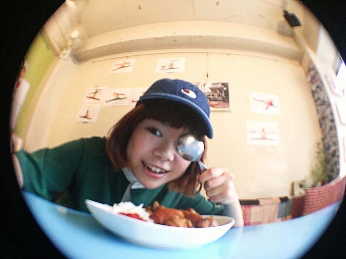 DJみそしるとMCごはん、本日7/25リリースのニュー・ミニ・アルバム『エプロンボーイのさしすせそ』より「甘辛MCバトル ～たまご焼き編～」MV公開