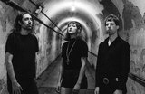 NY発のノイズ・ロック・バンド A PLACE TO BURY STRANGERS、最新アルバム『Pinned』より「Look Me In The Eye」MV公開