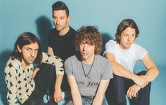 UKのインディー・ロック・バンド RAZORLIGHT、約10年ぶりのニュー・アルバム『Olympus Sleeping』10/26海外リリース決定。新曲4曲のMV公開も