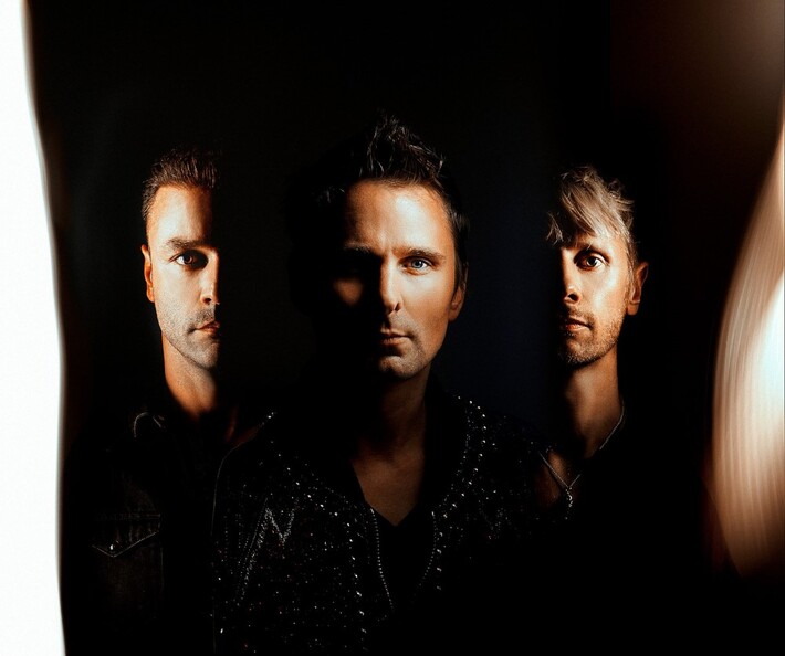 MUSE、11/9ニュー・アルバム『Simulation Theory』全世界同時リリース決定＆新曲「The Dark Side」MV公開